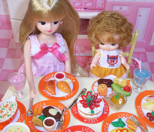 �����������ȃ��J����񗿗���H�ׂ�Ƃ���B���J�����̃A�C�h���J�t�F�V���[�Y�u�J�t�F�����`�Z�b�g�v�u�p�[�e�B�Z�b�g�v�u�X�E�B�[�c�Z�b�g�Q�v�̈ꕔ�ł��B�̂ƈ���āA���̗����̓f�B�e�[�����悭�ł��Ă��܂��B�������A���̃W���[�X�̓f�J���ł��ˁB�P���b�g�����炢�����Ă�񂶂�Ȃ��ł��傤���H�X�v�[����t�H�[�N�����ɑ傫���̂ł����A���̂܂܂̃X�P�[���ł���Ǝq�����V�тɂ������߂��Ǝv���܂��B