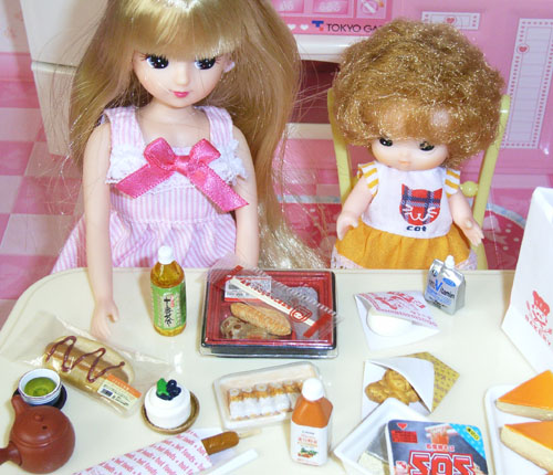 �R���r�j�߂���H�ׂ郊�J�����B�R���r�j�߂��͐����L���肷���ă��J�����ɂ͎�����Ȃ��悤�ȋC�����܂��B���Ȃ݂ɐ��i�̓��[�����g�̐H�߁E�Ղ��R���r�j�V���[�Y�𒆐S�ɂ��낢��B���J�����V���[�Y�̂��̂��������ƃ��A���ł��B�����͂��Ȃ菬�������i�i���ٓ��̒Е��Ƃ��j���܂܂�Ă���̂ŁA�q���Ȃ�P�O�O���������Ȃ����Ă��邱�Ƃł��傤�B�E�E�E�p�b�P�[�W��������Ώ۔N��P�Q�Έȏ���ď����Ă���܂����B